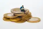 figurine d'un homme sur des pièces de monnaie