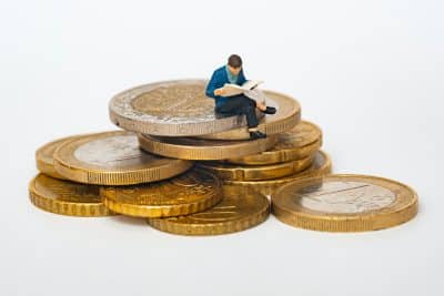 figurine d'un homme sur des pièces de monnaie
