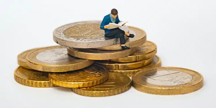 figurine d'un homme sur des pièces de monnaie