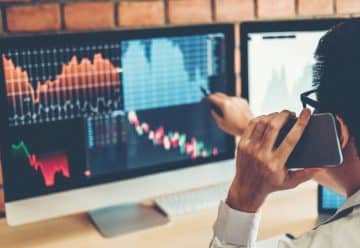 Homme devant un écran de trading
