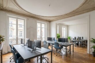 Espace de bureaux moderne aménagé dans un ancien immeuble haussmannien à Toulouse avec parquet en point de Hongrie et moulures au plafond