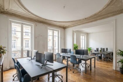 Espace de bureaux moderne aménagé dans un ancien immeuble haussmannien à Toulouse avec parquet en point de Hongrie et moulures au plafond