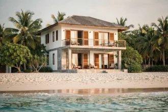 Maison moderne en bord de mer en Thaïlande avec terrasse et vue sur l'océan turquoise entourée de palmiers tropicaux